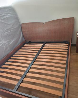 Letto con doghe in legno 