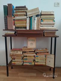 Piccolo mobile in legno e ferro