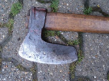 Ascia antica di epoca primi 900 con lettere di rif