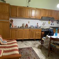 Cucina in legno e altri arredamenti per casa