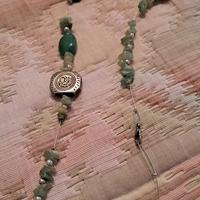 collana con pietre verdi e parti in metallo