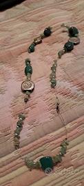 collana con pietre verdi e parti in metallo