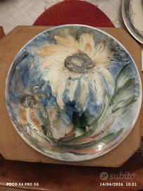 piatto in ceramica decorato a mano