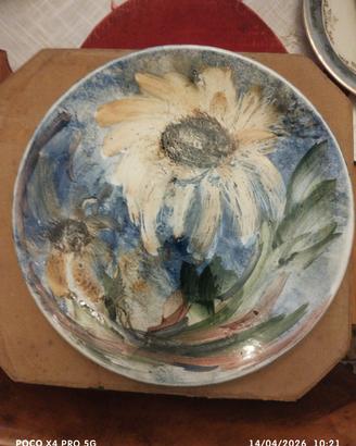 piatto in ceramica decorato a mano