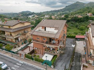 Poli: appartamento centrale con terrazzo