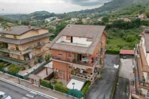 Poli: appartamento centrale con terrazzo