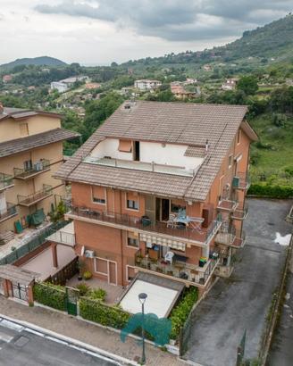 Poli: appartamento centrale con terrazzo