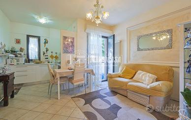 BILOCALE AL SECONDO PIANO CON TERRAZZI E POSTO AUT
