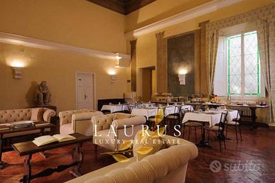 Palazzo / Stabile di 1400 m² con più di 5 locali a