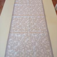 Runner in cotone con merletto ad uncinetto 