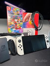 Nintendo Switch OLED Bianca + Mario Kart 8 Deluxe
