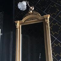 Specchiera in legno dorato con applique