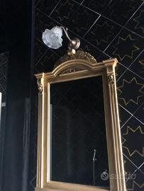 Specchiera in legno dorato con applique