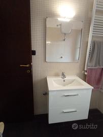lavabo bagno e specchio con luce 