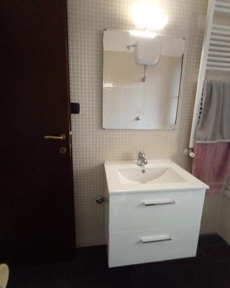 lavabo bagno e specchio con luce 