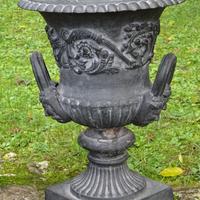 Vaso di ghisa a calice con manici