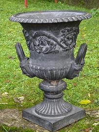 Vaso di ghisa a calice con manici