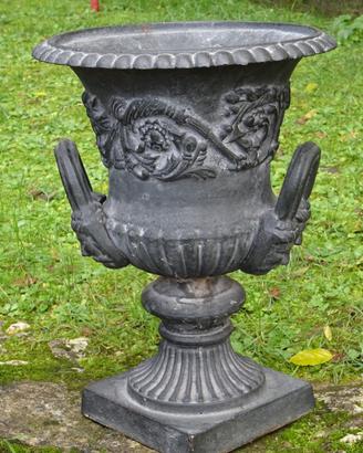 Vaso di ghisa a calice con manici