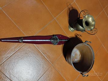 Padella rame  più spada e porta fiori 