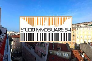 VIA TORRICELLI: Attico con terrazze e posto auto.