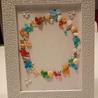 Quadretto Naif con vetrini e conchiglie 