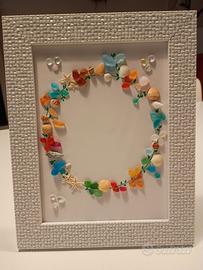 Quadretto Naif con vetrini e conchiglie 