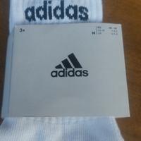 un  paio di calzini adidas 