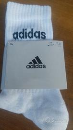 un  paio di calzini adidas 