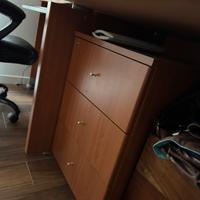 Scrivania con cassettiera colore ciliegio