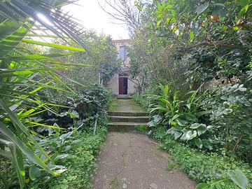 Casa con giardino e cortile