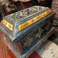 antico baule berbero in argento con pietre