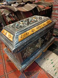 antico baule berbero in argento con pietre