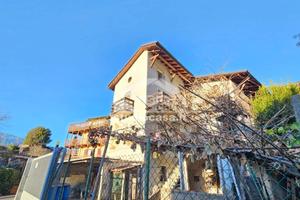 ZAFFONI: GRANDE STABILE TRIFAMILIARE