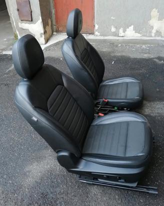 Alfa Giulia sedili elettrici pelle stoffa neri. 