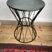 tavolino in metallo nero