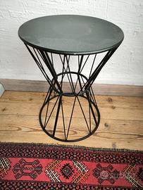 tavolino in metallo nero