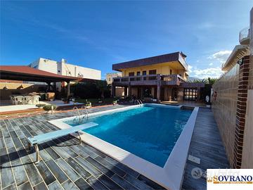 CARINI: VILLA CON PISCINA E ACCESSO AL MARE