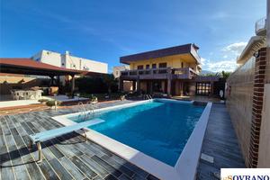 CARINI: VILLA CON PISCINA E ACCESSO AL MARE