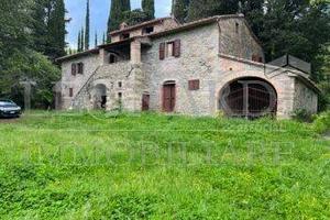 Rustico / Casale di 7740 m² con 5 locali e box aut