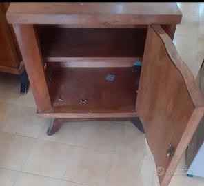 Coppia di comodini vintage in legno.