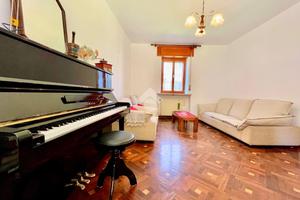 CASA SEMINDIPENDENTE A MERETO DI TOMBA