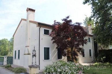 Immobile in asta di 325 m² con 5 locali e box auto