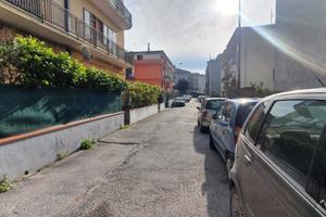 Locale con posti auto