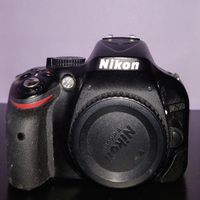 Nikon: D5200 + obiettivi 18-70mm e 100mm (usato)