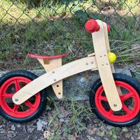 Bicicletta in legno senza pedali