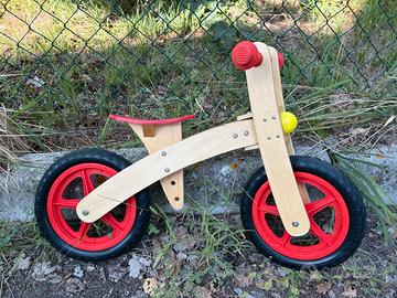 Bicicletta in legno senza pedali