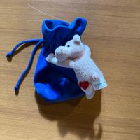Sacchetto azzurro con morbido maialino di peluche