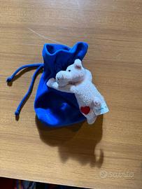 Sacchetto azzurro con morbido maialino di peluche