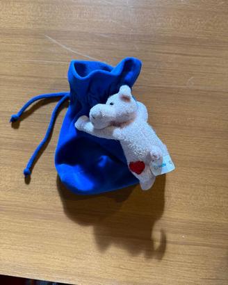Sacchetto azzurro con morbido maialino di peluche