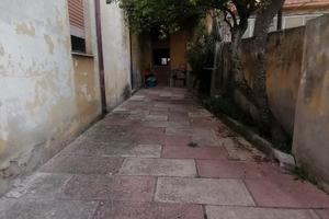Indipendente su due livelli con cortile e garage